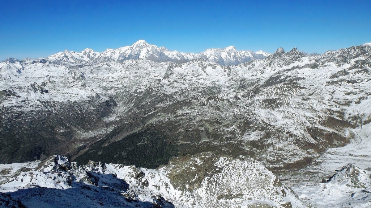 Au sommet, vue plein nord sur le massif du Mont-Blanc.