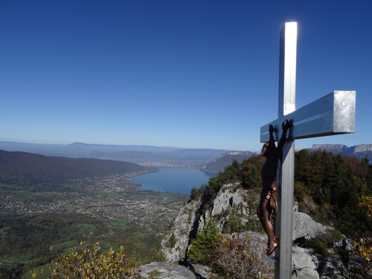 Le lac d'Annecy depuis la croix de la montagne d'Entrevernes