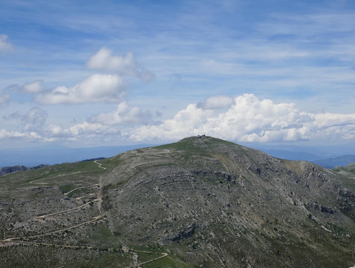 Le Chiran et son observatoire vue du Grand Mourre.