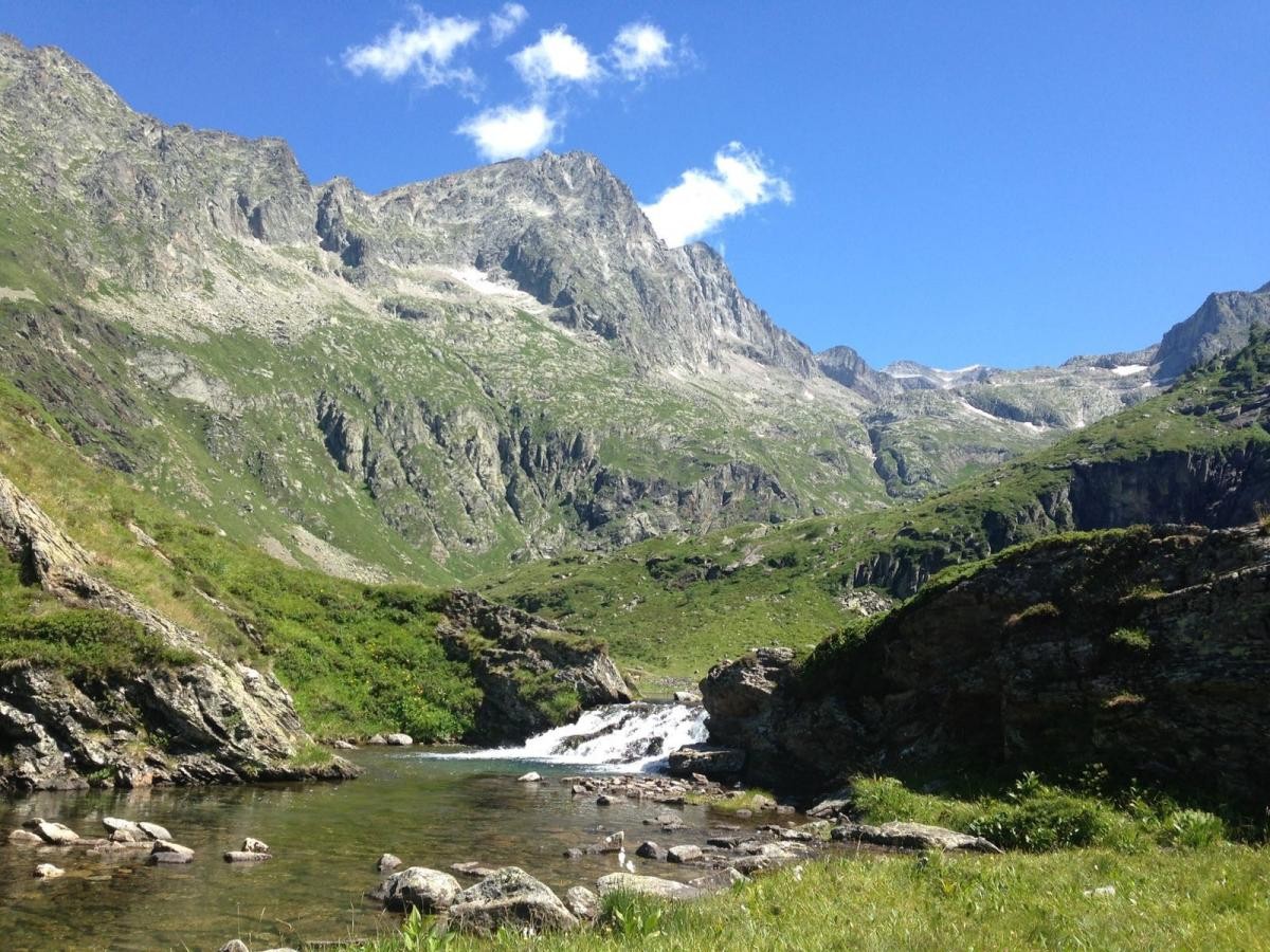 Une petite cascade avec en toile de fond quelques-uns des plus beaux 3000 des Pyrénées