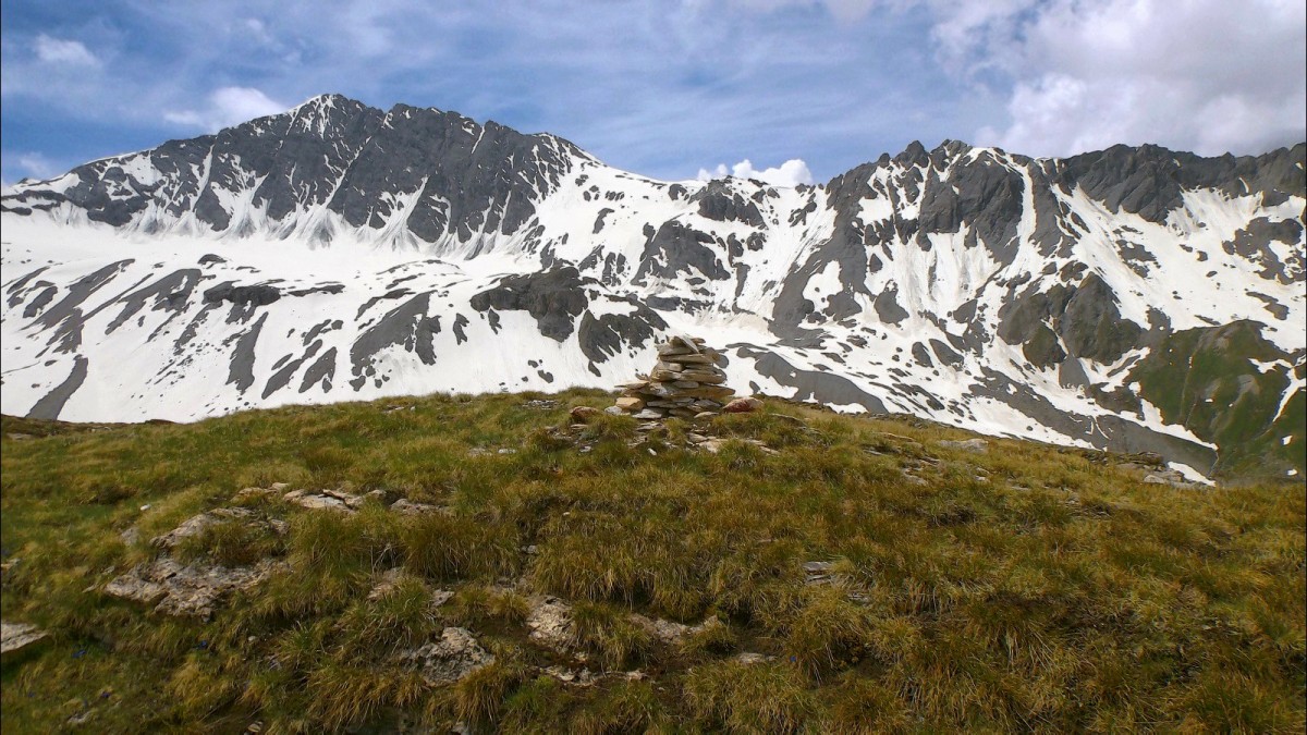 Cairn de la Croix du Pisset, face à la Pointe et au Col de la Sana.