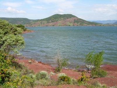 Une vue du lac de Salagou