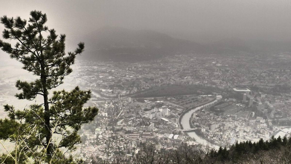 Dans la montée vers le Mont Rachais, vue sur Grenoble un jour de sirocco