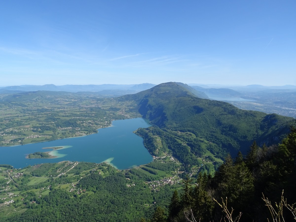 Les deux lacs d'Aiguebelette et du Bourget séparés par la chaîne de l'Épine