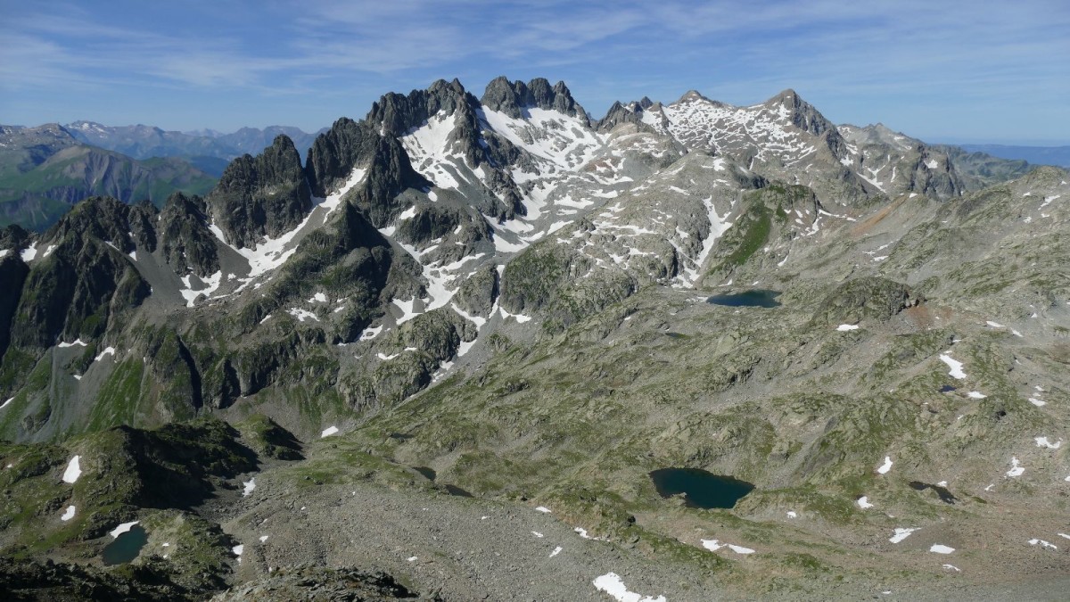 Aiguilles de l'Argentière, Rocher Blanc (entre autres) ainsi que Lac de la Croix et Lac du Sambuis , vus depuis le sommet.