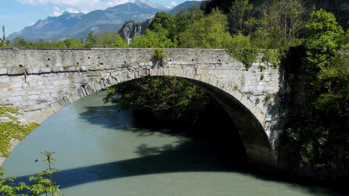 Le Pont sur le Rhône de St-Maurice (XIIème siècle).
