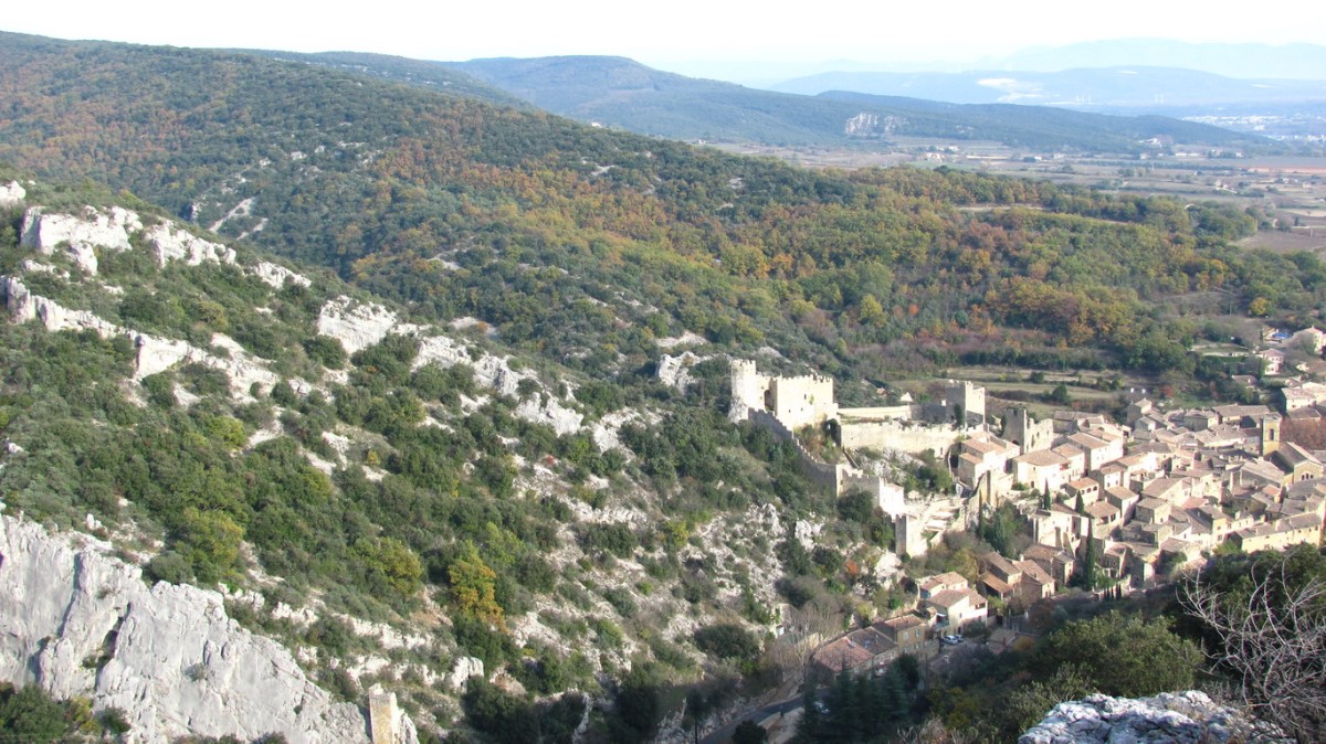 On domine le village médiéval de Saint-Montan
