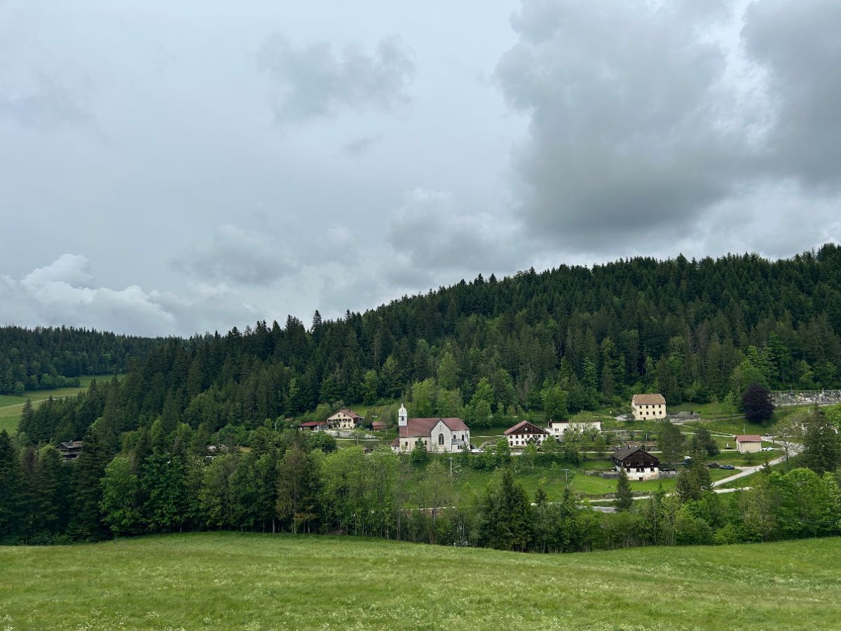 Derrière-le-Mont, petit hameau perdu et bien caché (derrière le Mont Gaudichot) dans le Haut-Doubs