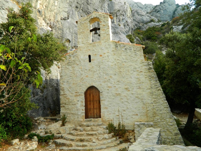 Au pied des parois : la chapelle de St-Ser.