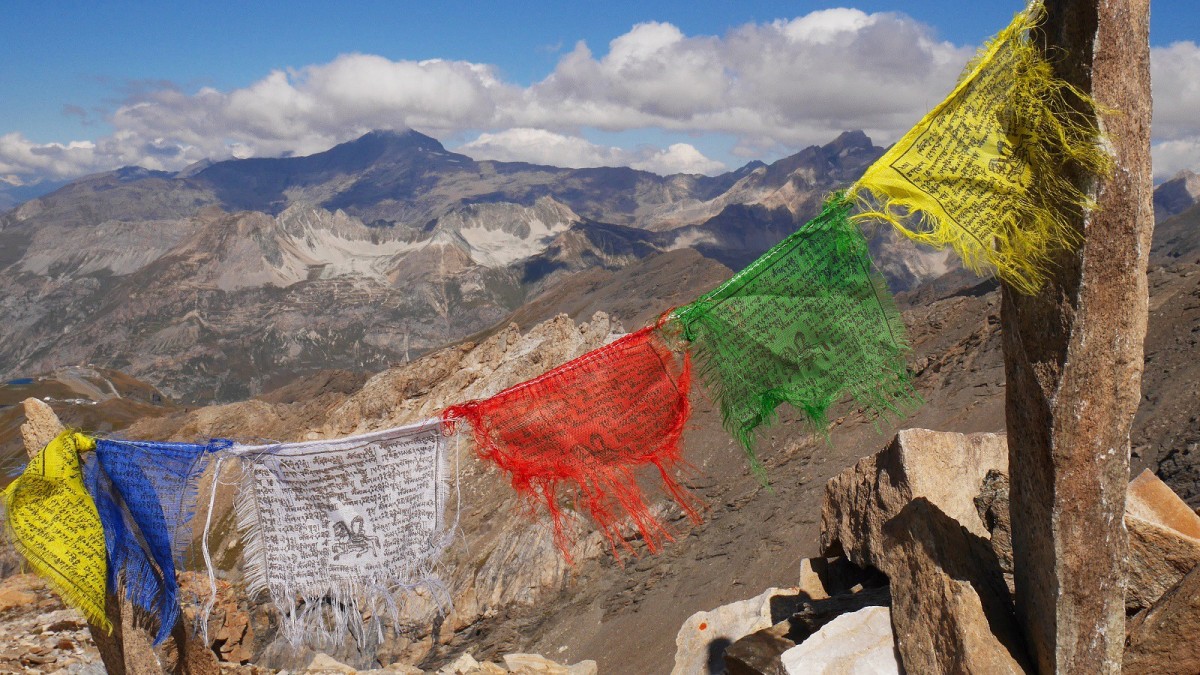 Des couleurs et une touche himalayenne au sommet du Pélaou Blanc.