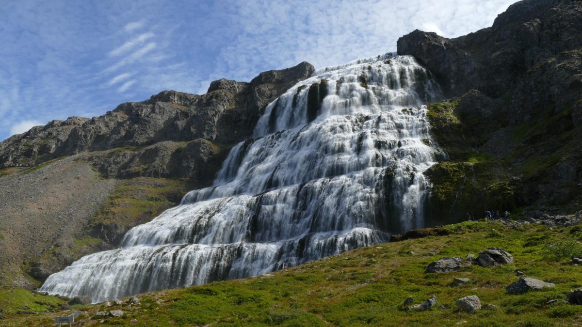 De belles mensurations : 30 mètres de large à son sommet, 60 mètres de large à son pied, et 120 mètres de haut. Peut-être bien la plus belle cascade de toute l'Islande.