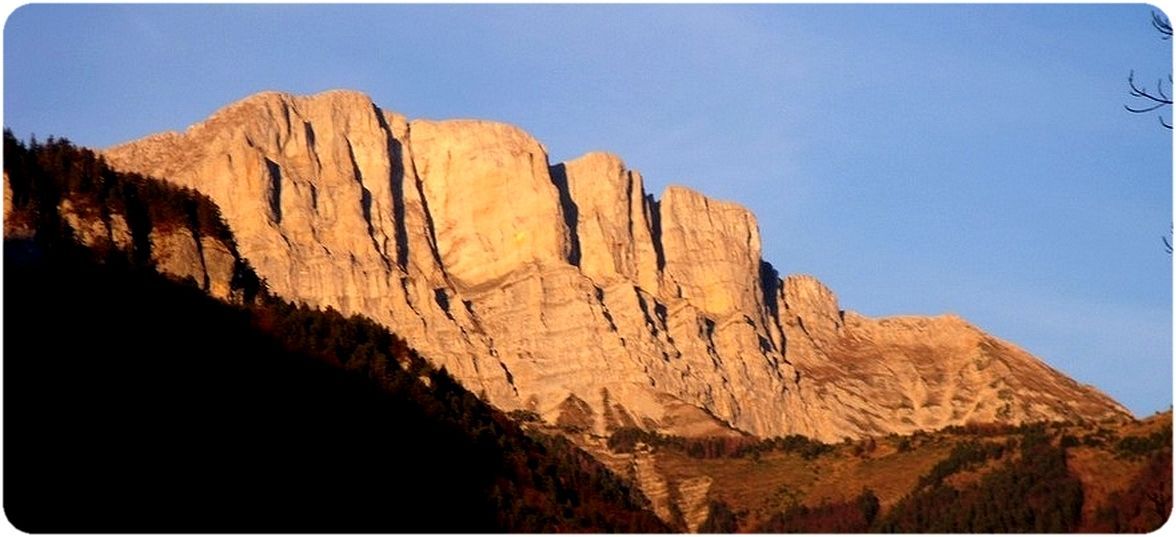 Eclairage sur le Grand Veymont au départ du hameau des Granges.