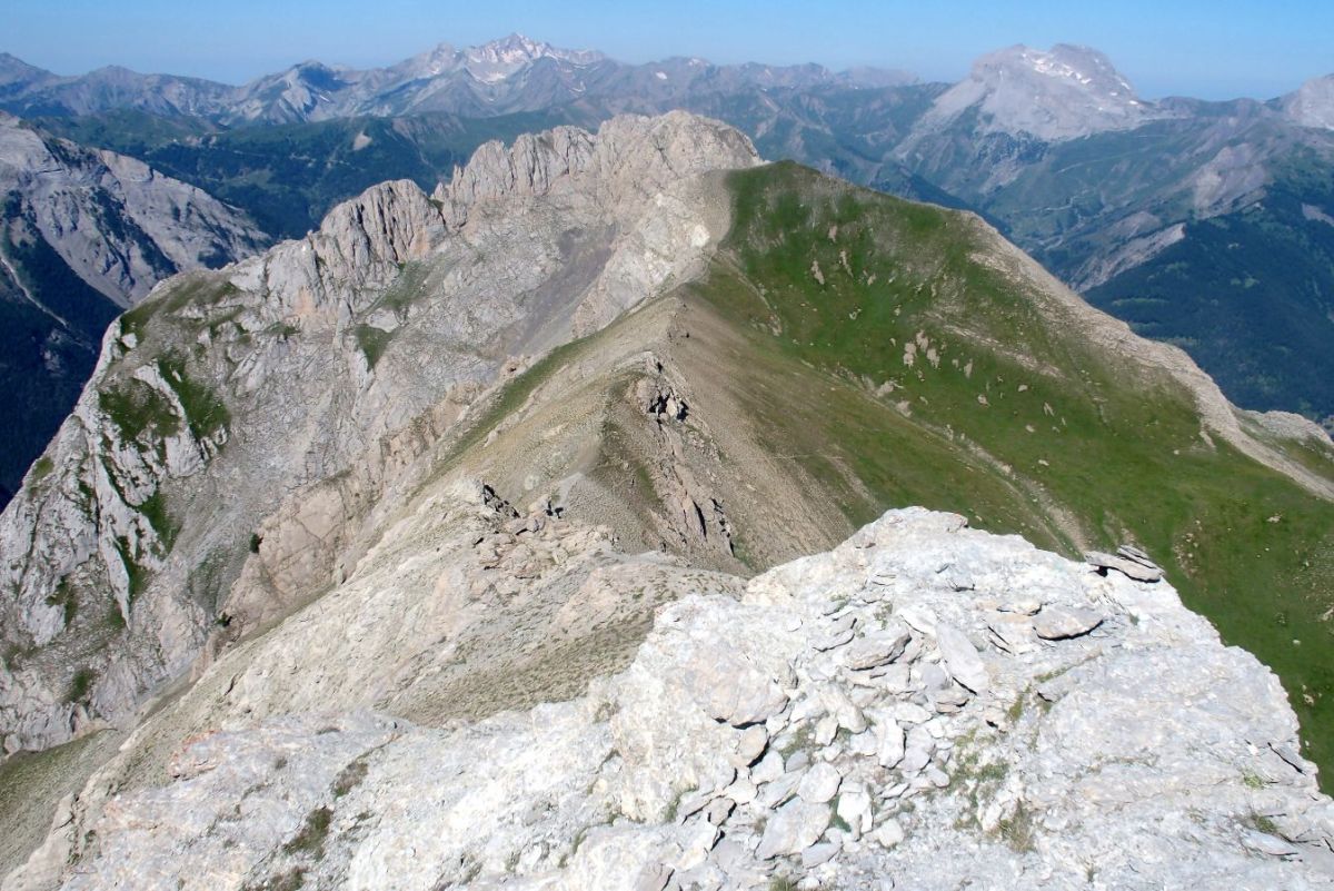 La crête entre le Chapeau de Gendarme et la Tête du Clot des Morts