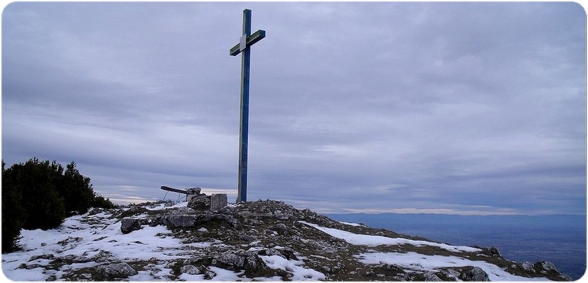 Croix métalique au sommet de Pierre Chauve.