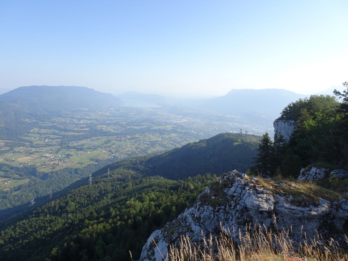 Rocher du Corbeley : au loin, le Lac du Bourget