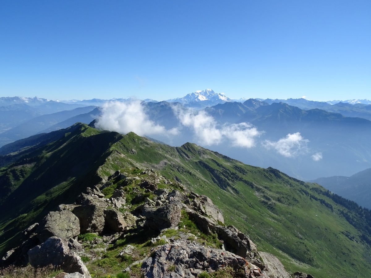 Le parcours de crête et au fond le Mont Blanc