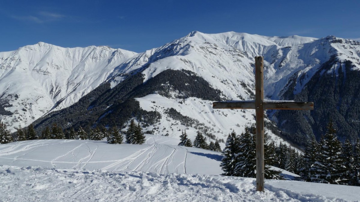 À la Croix de La Chal.