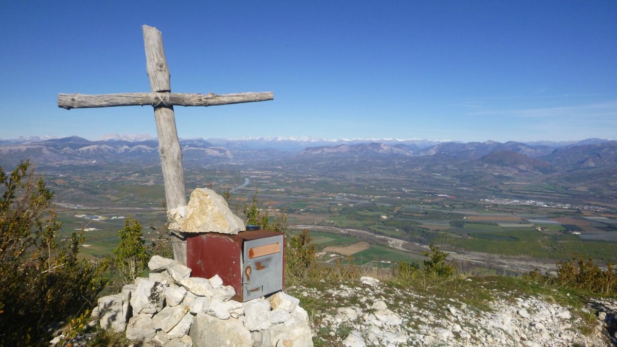 La croix sommitale du Roc de l'Aigle