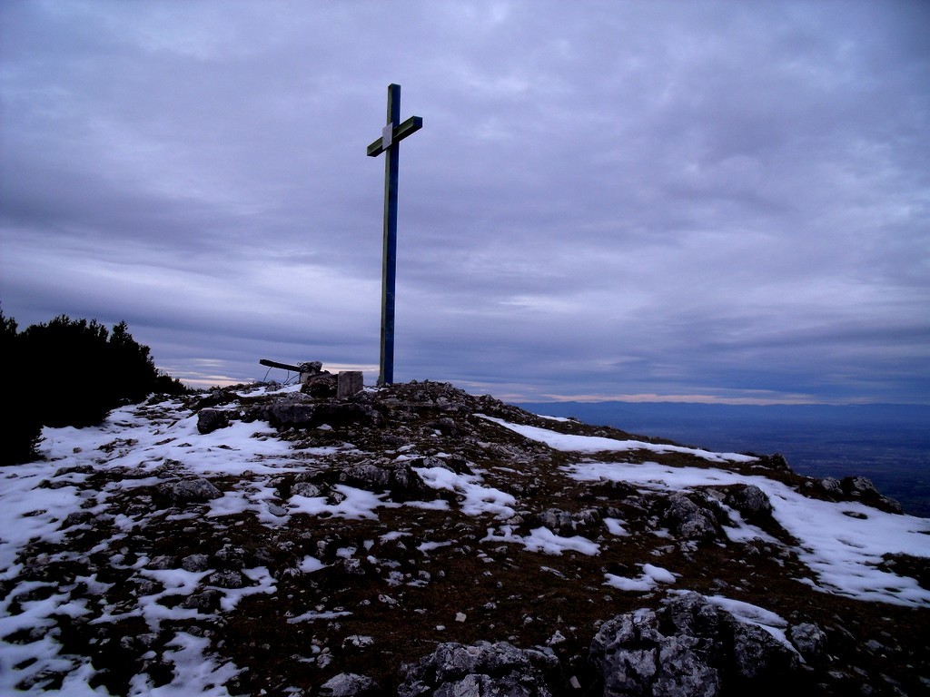 Croix métalique au sommet de Pierre Chauve.