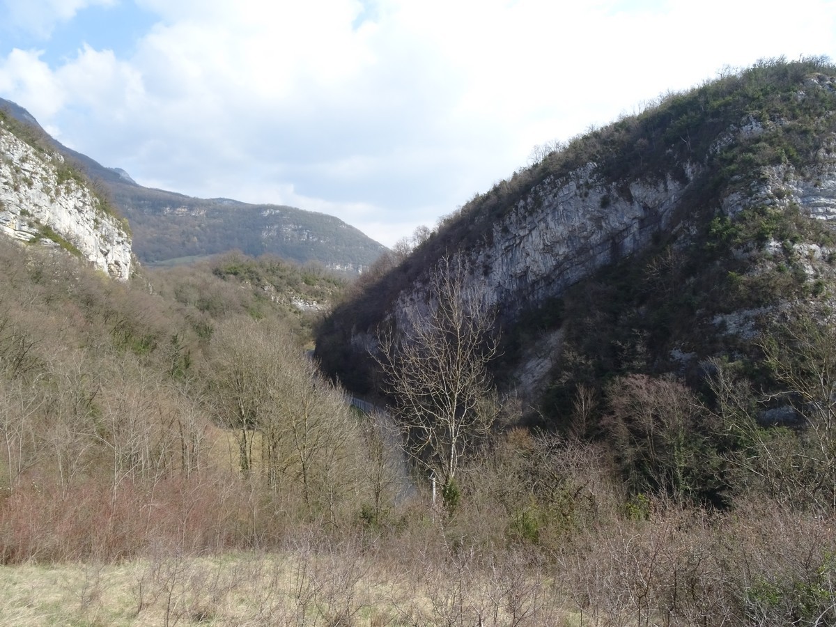 Col de St-Saturnin entre Roc Mandrin à gauche et les Monts de Chambéry à droite