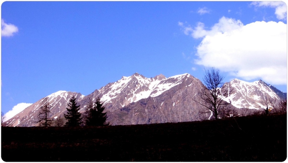 Le massif du Coiro au-delà du Col de Parquetout.