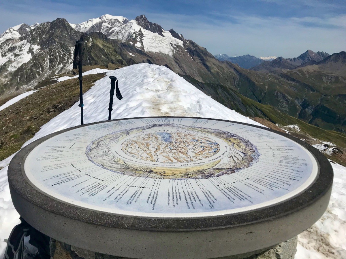 La belle Table d'orientation de la Tête Nord des Fours au pied du Mont Blanc et de l'Aiguille des Glaciers