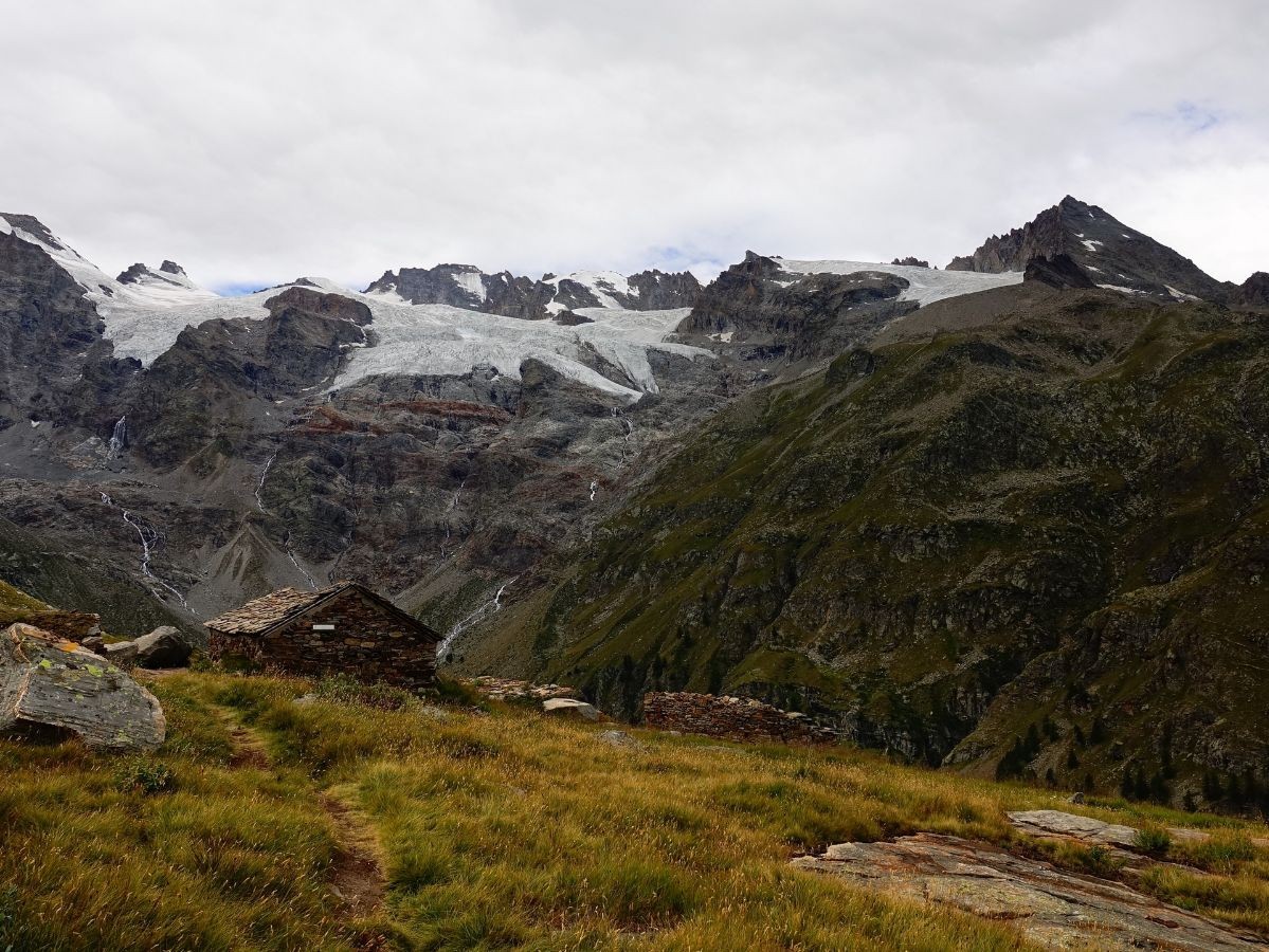 Les ruines d'Alpe Money et le massif du Grand Paradis.
