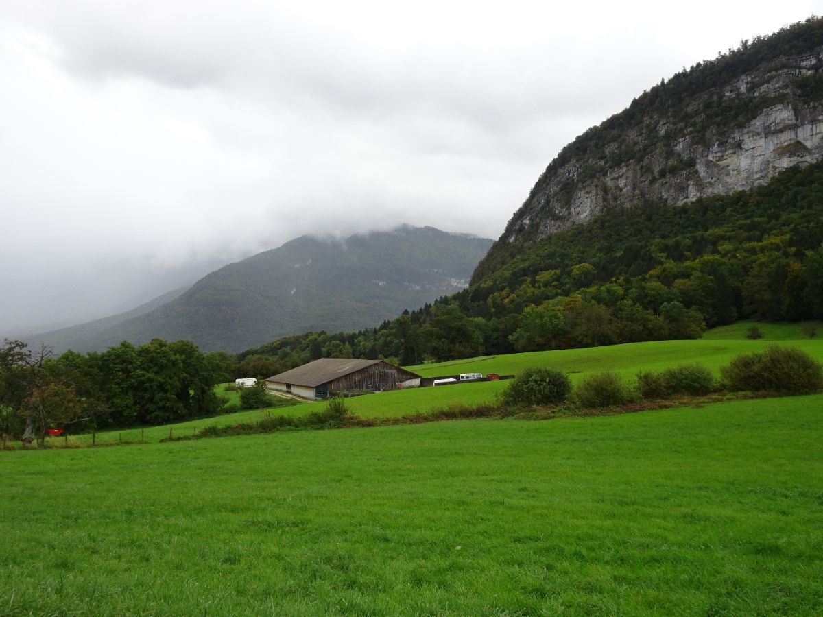 Le Semnoz au fond et la montagne de Bange à droite