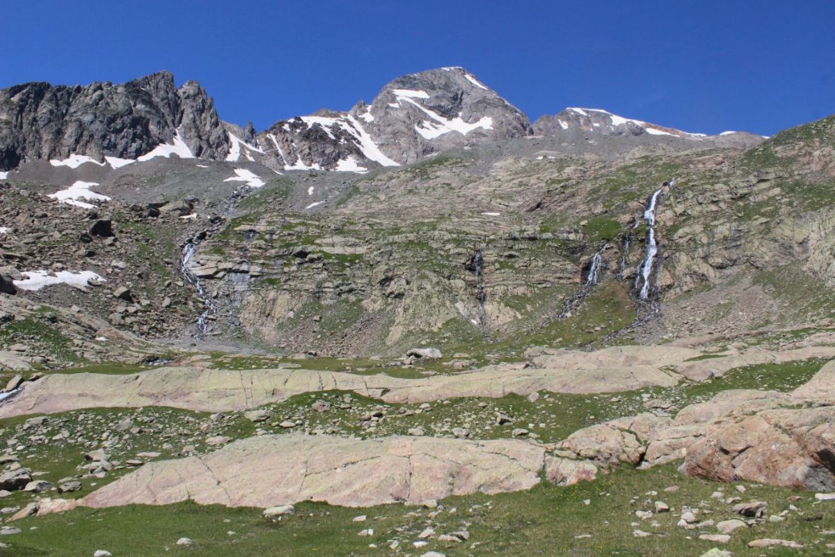 Roches moutonnées et torrents abondants dans l'Oisans sauvage