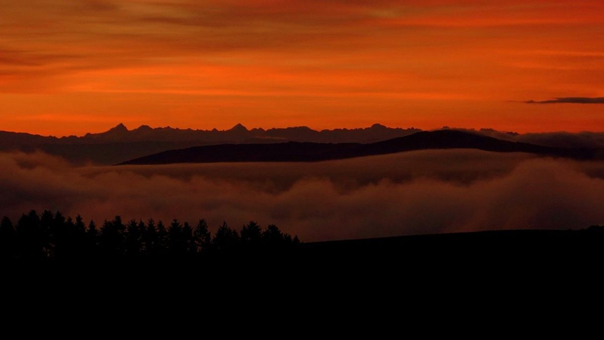 Le massif des Écrins avant le lever du soleil