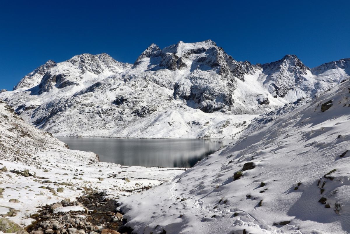 Direction le Col de la Vache avec le Lac du Cos en arrière plan