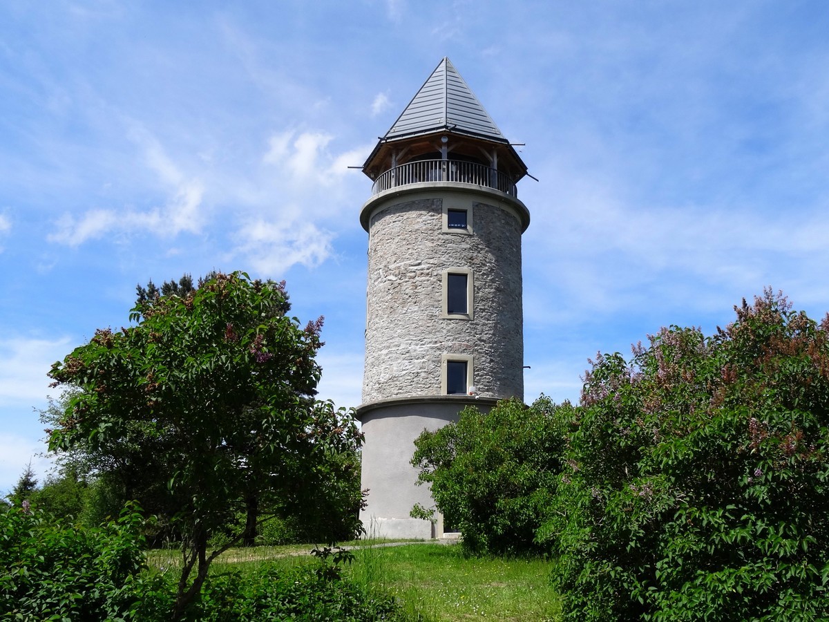 La tour Matagrin au sommet du mont Boussuivre.