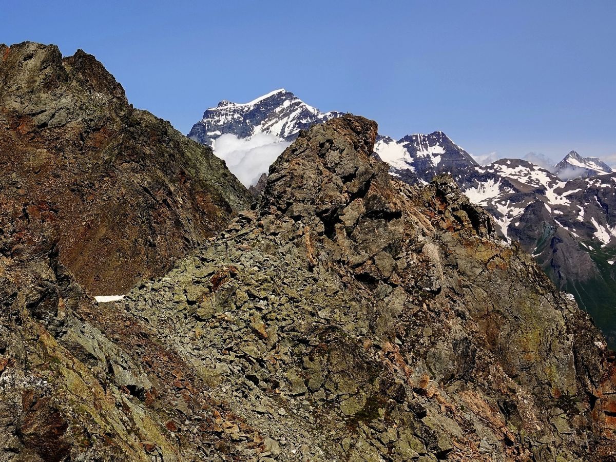 Derrière le bastion sommital du Mont Chenaille, le Grand Combin.