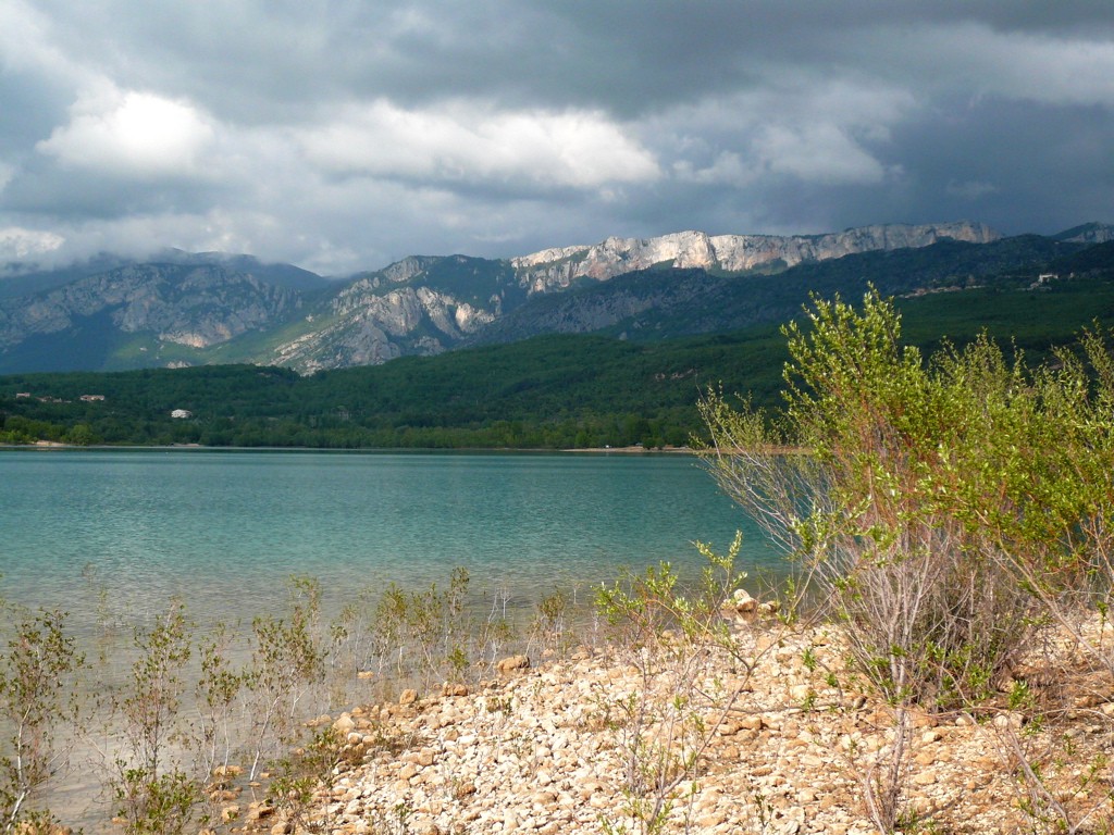 Lac de Sainte-Croix et massif du Verdon.