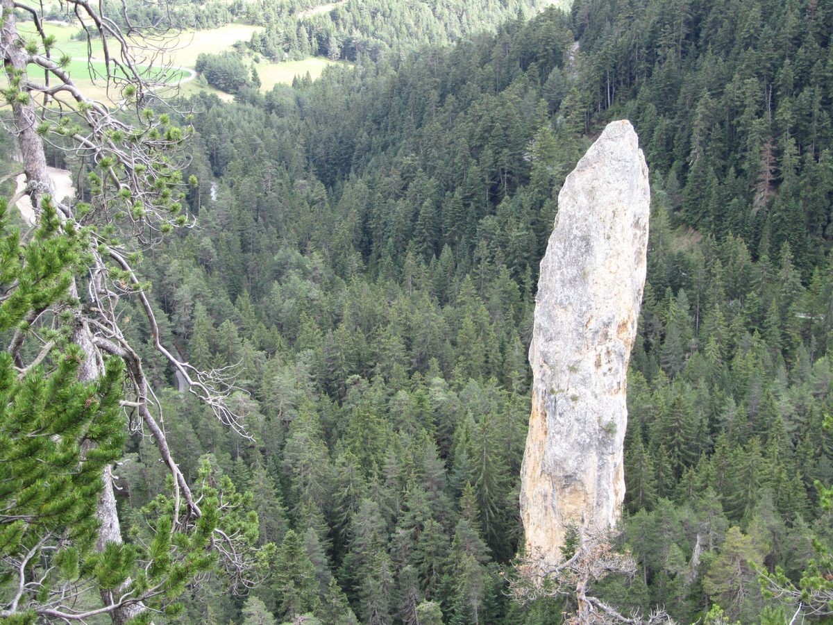Le monolithe haut de 93m.
