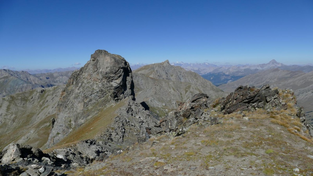 Depuis la partie finale d'accès au sommet, vue sur Rouchon, Pic de Chateaurenard et Grand Rochebrune.