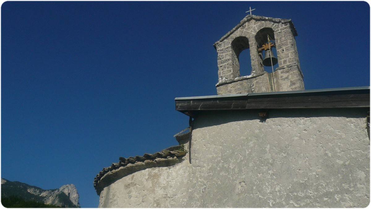 Entre les 3 Pucelles et le clocher de la chapelle de la Tour Sans Venin.