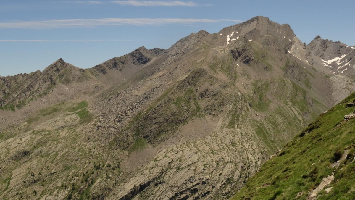 La Tête de l'Enchastraye (2954 m) et ses dalles caractéristiques, vue en montant à la Tête de Parassac (2777 m)
