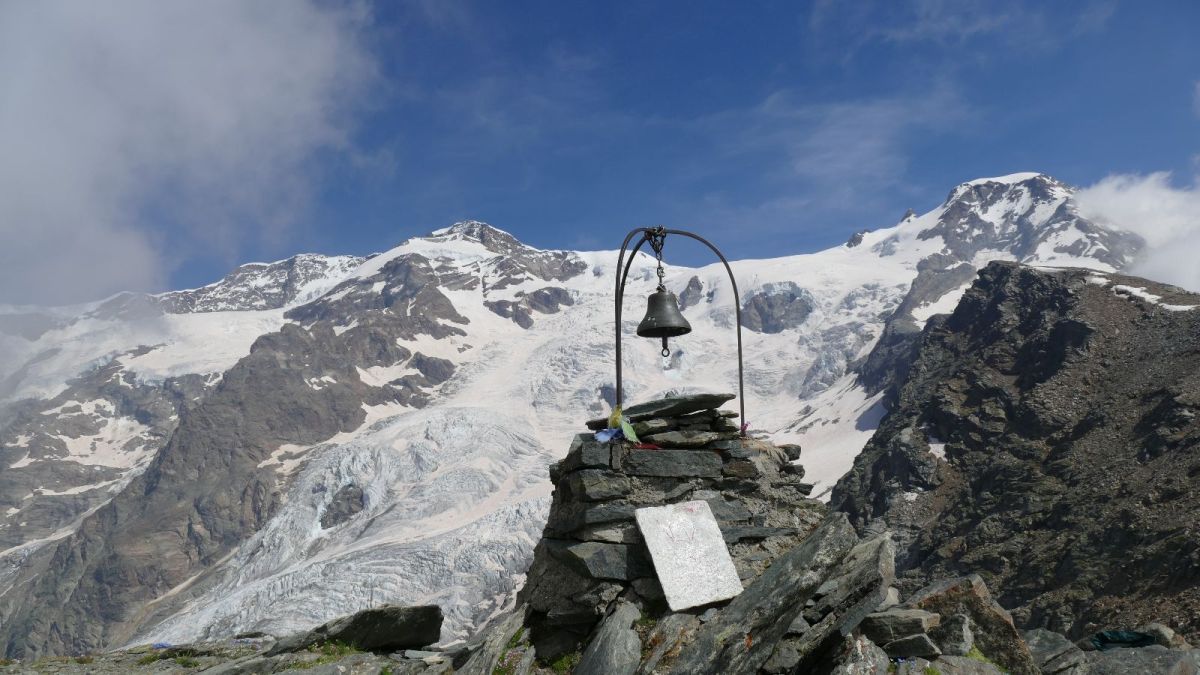 Au sommet de l'Alta Luce avec la cloche pour (peut-être) signaler son arrivée au sommet !