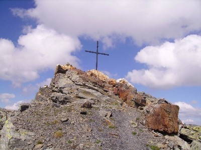 La croix sommitale du mont Valezan