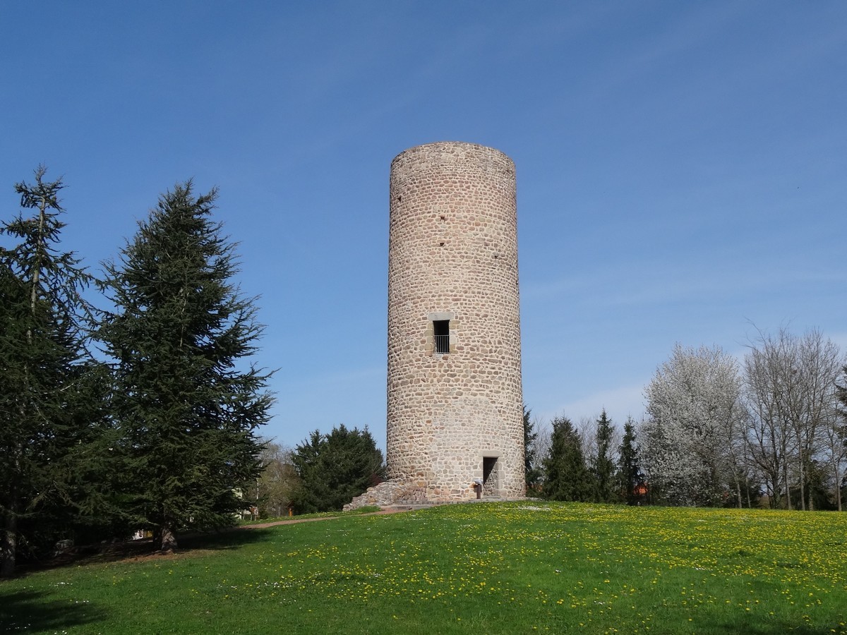 La tour de Cleppé, unique vestige d'un vaste château démantelé par ordre de Richelieu.