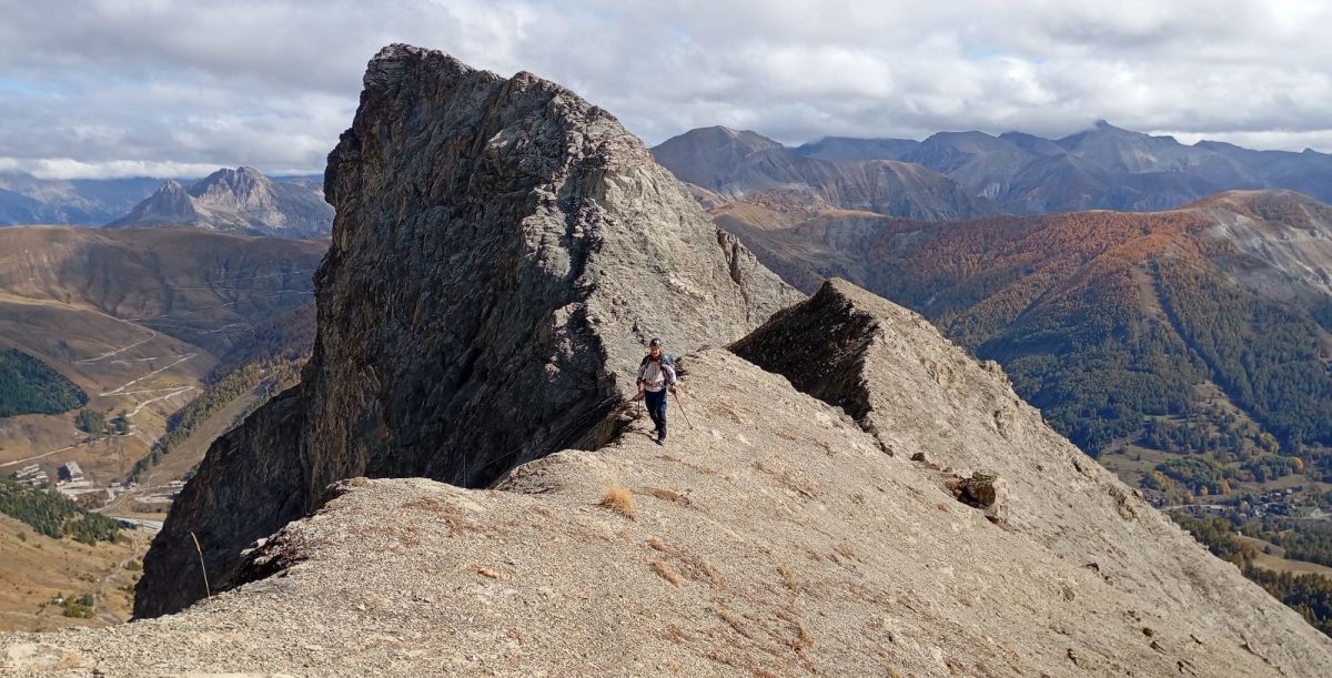 Sur la crête Est de l'Auriac avec l'arête ouest de l'Aiguille où se trouve sa petite Via Ferrata