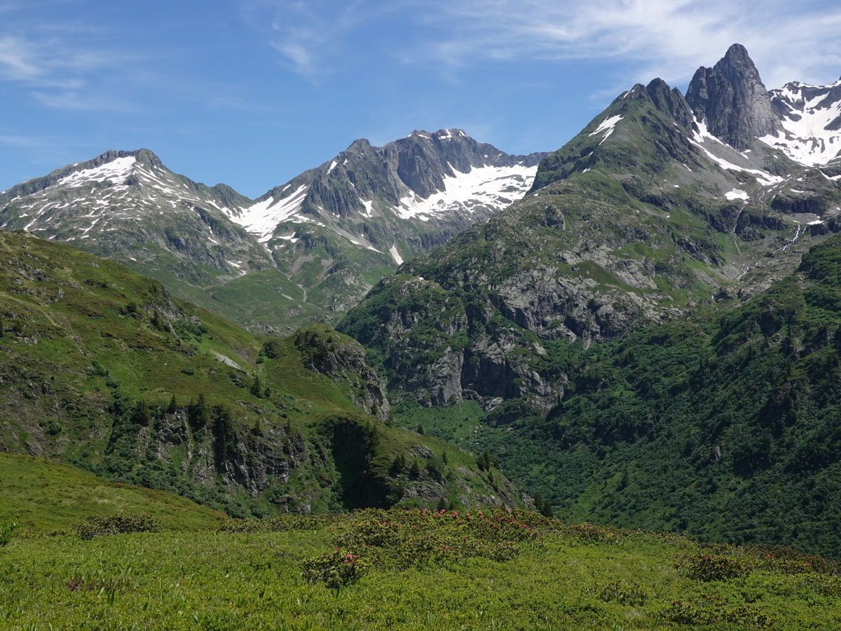 Une longue boucle à travers la verdure alpine...