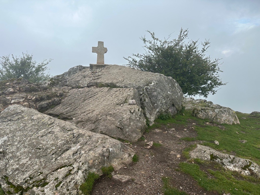 Croix au sommet.