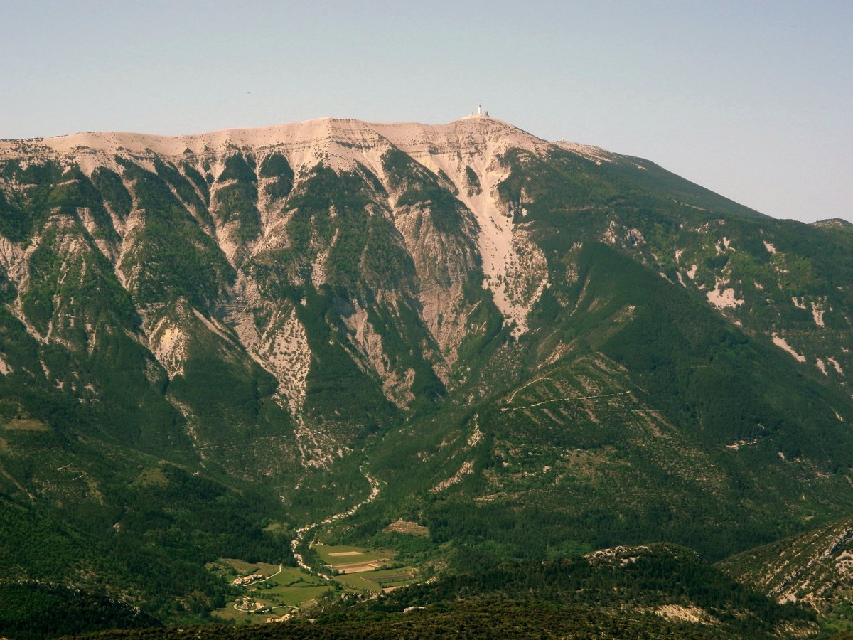 Beau comme un rêve : le versant Nord du Mont Ventoux haut de 1500m.