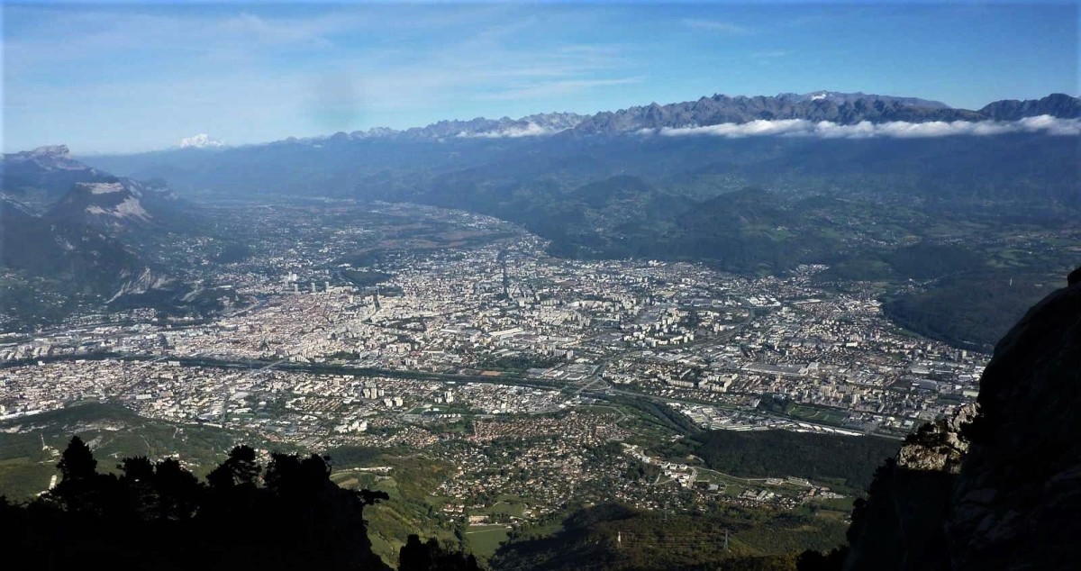 Au pied de la vire à 45°, sous le soleil de fin d'après-midi d'automne, Grenoble et sa vallée scintillent...