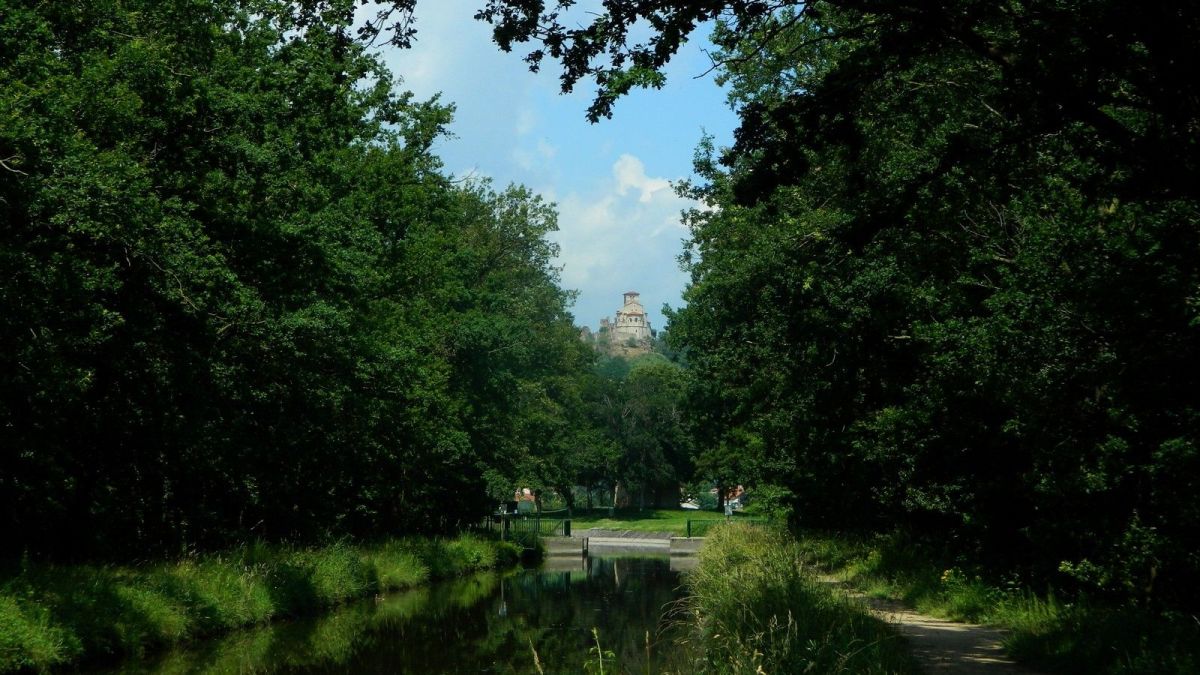 Saint-Romain-le-Puy : pont-canal et prieuré perché