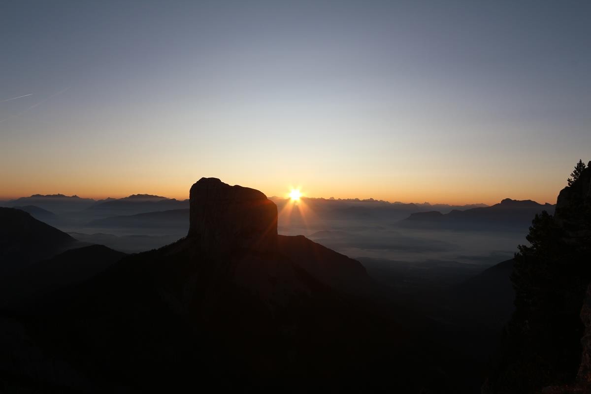 Lever de soleil derrière le Mont Aiguille...