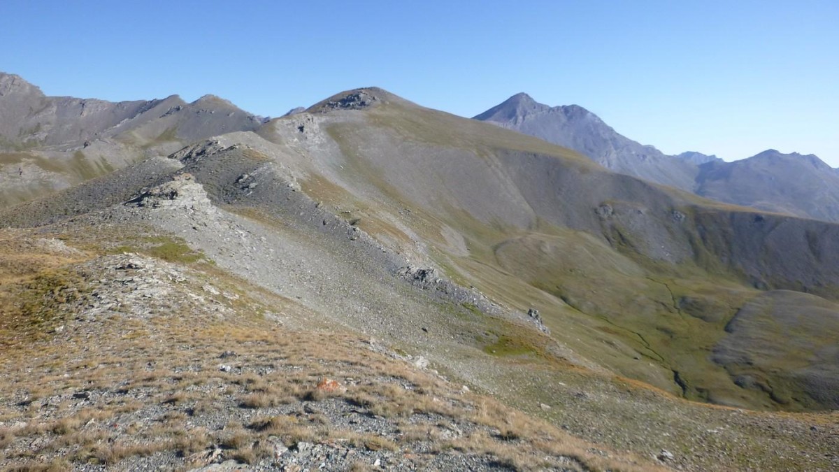 Pic de Clausis (2915m) et Bric Froid (3302m) au fond à sa droite