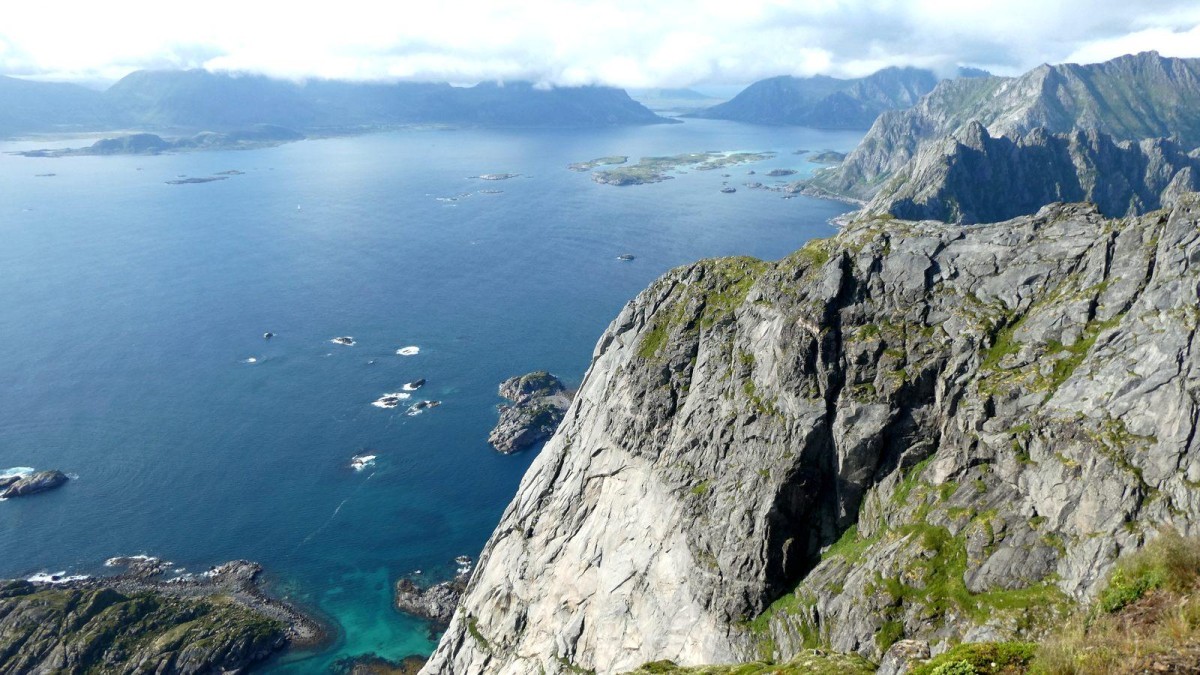 Un paysage typique des Lofoten : les montagnes et la mer.